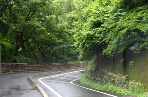 かつては国道だった吾妻峡沿いの単車線。「この狭い道をキャベツを積んだトラックが通ったそうです」と小川さんに案内していただいた