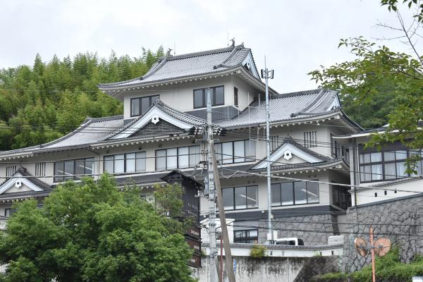 まるでお城のような東吾妻町役場