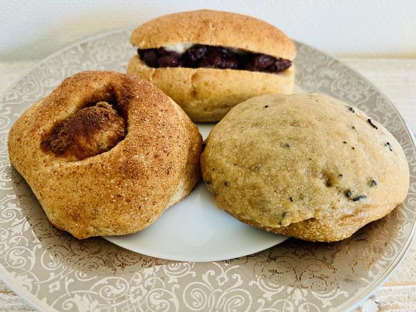 左から「シナモンロール」（280円）「つぶあんとクリーム」（250円）「紅茶メロンパン」（240円）