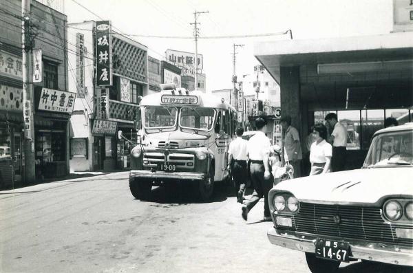 1964（昭和39）年頃、バス通り沿いにあった竹中書店（写真提供：関東バス株式会社）