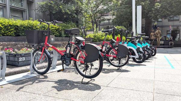 写真手前の赤い自転車がドコモ・バイクシェア。奥の緑色の自転車がLUUP