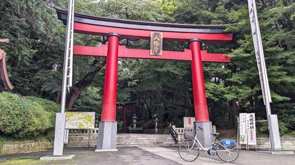 真っ赤な大鳥居がシンボルの大宮八幡宮