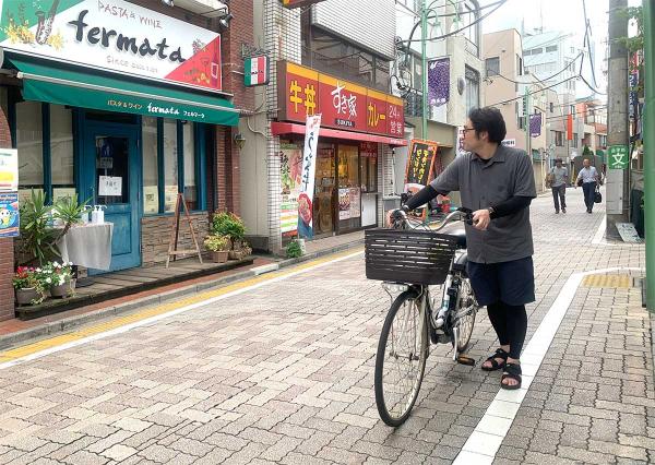 西永福駅前の商店街では買い物が楽しめる