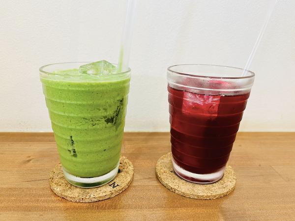 「グリーンスムージー」と「赤シソジュース（期間限定）」（420円）