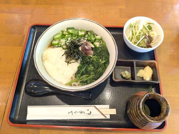 開店当初から人気の「冷製ねばねばうどん」（980円）は野菜たっぷり