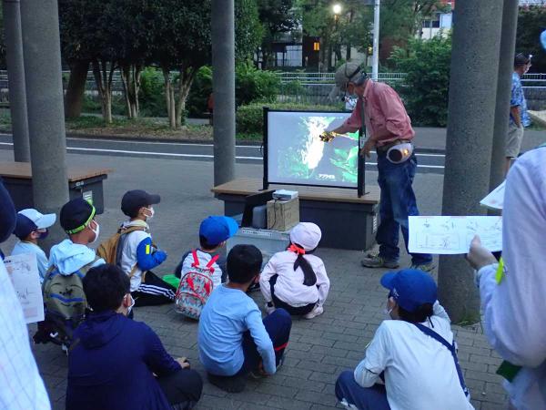 講座で子供たちにセミの羽化の観察について説明する境原さん（写真提供：すぎなみ環境ネットワーク）