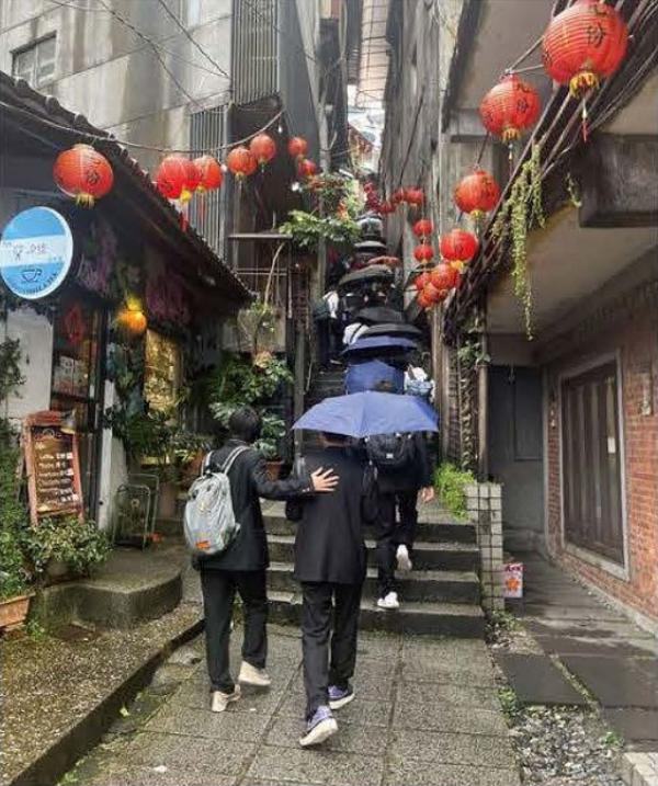 台湾修学旅行では、現地の大学生との市内散策も企画されている（写真提供：東京都立杉並高等学校）