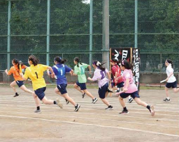 ４団に分かれて競い合う体育祭。全員リレー、大縄跳び、応援合戦などで盛り上がる（写真提供：東京都立杉並高等学校）