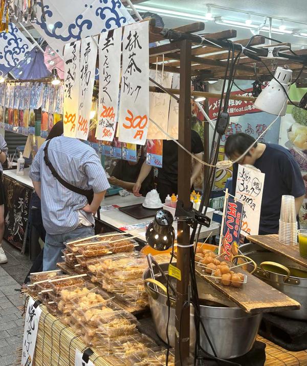 焼きそばやかき氷など、祭りの定番メニューもある