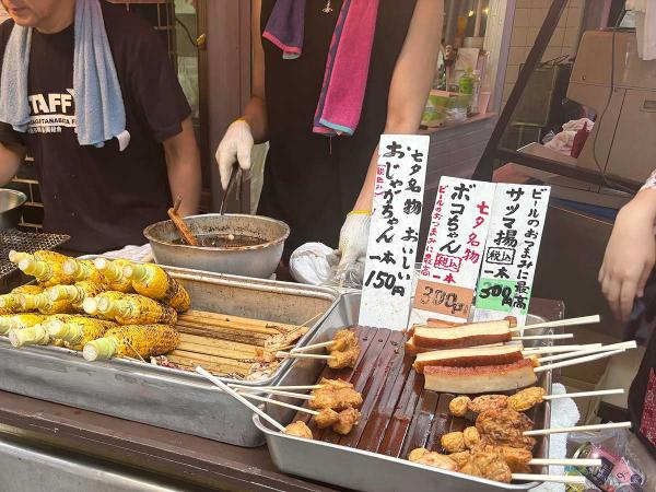 店頭には食べ歩きしやすい自慢の逸品が並ぶ