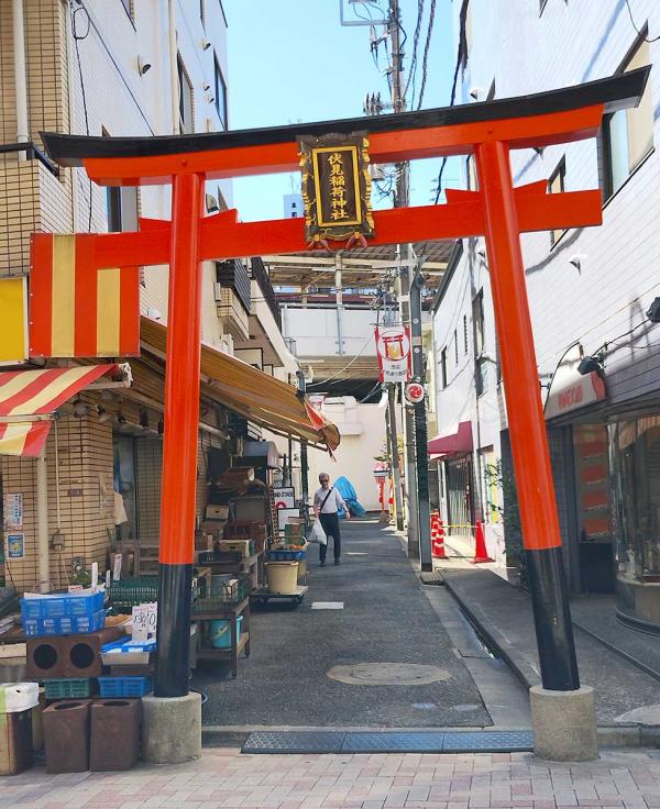 西荻伏見通りの伏見稲荷神社の鳥居。商店街のささやかな聖域