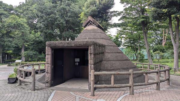 塚山公園には竪穴式住居のレプリカが建てられている