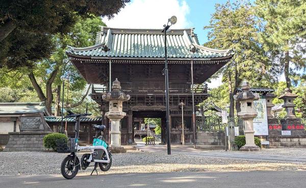 堀ノ内妙法寺の山門前は広々としている