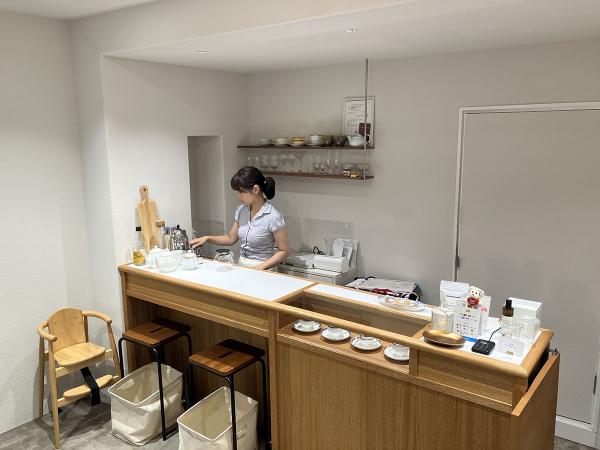 Tea for You店内。カウンター２席、２人掛けテーブル席が一つある