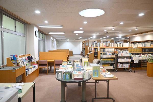 明るく居心地の良い館内。新刊や学生選書も目立つところに並んでいる