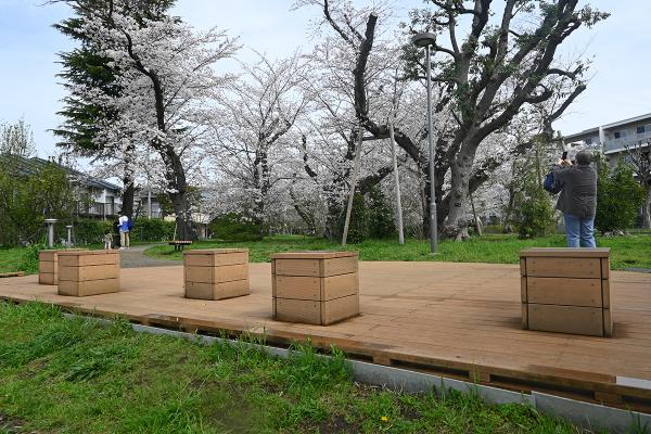 木箱のようなベンチが置かれたウッドデッキ