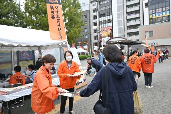 街のあちこちで笑顔のボランティアが案内してくれる