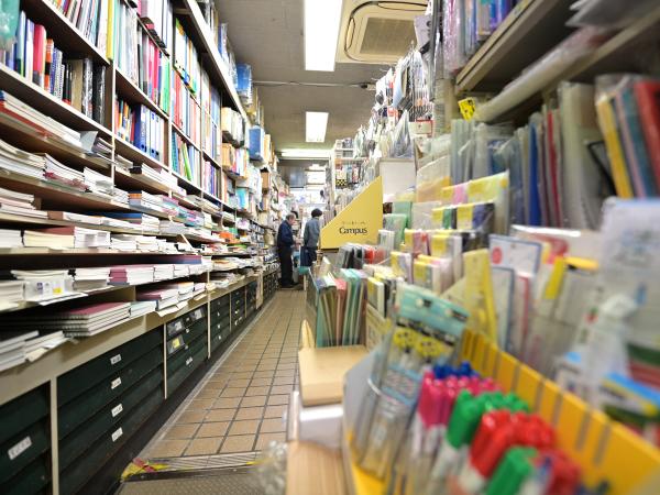 見つけることのできない商品は店員に尋ねると、あっという間に探してくれる