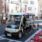 荻窪駅西口の荻窪すずらん通り商店街の看板付近に停留場が設置されている