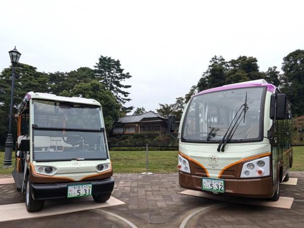 開通式では荻外荘をバックに車両が並んだ