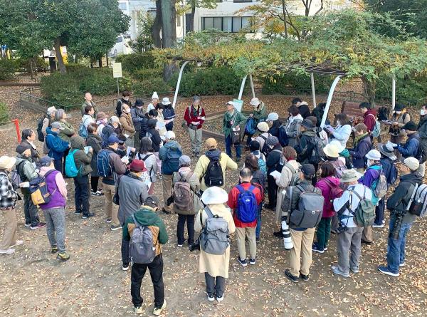 浜田山公園で「日本野鳥の会東京」のスタッフが本日の行程を説明