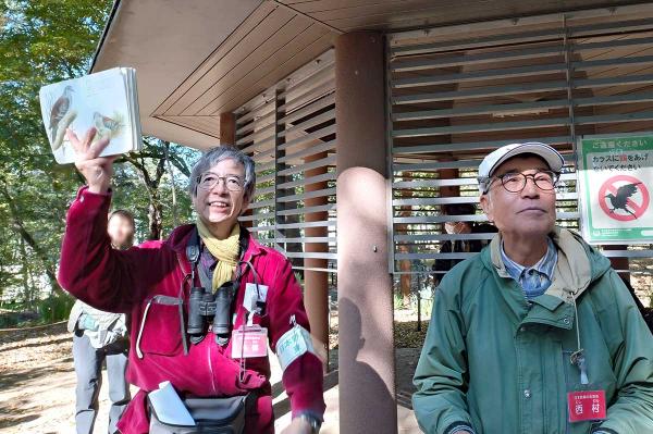 「鳥合わせ」をする糸嶺氏（写真左）と西村氏（右）