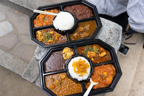 ４種のカレーの食べ比べができる「カレーなる戦いin杉並」（写真提供：高円寺フェス実行委員会）