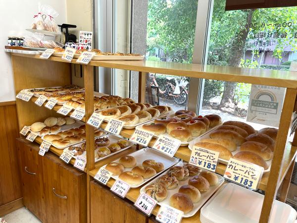 パンの陳列台。他にタルトやシフォンケーキもある