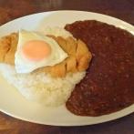 「まるみ豚のカツカレー」（1,100円）。夜は串揚げも提供しており揚げ物にも定評がある