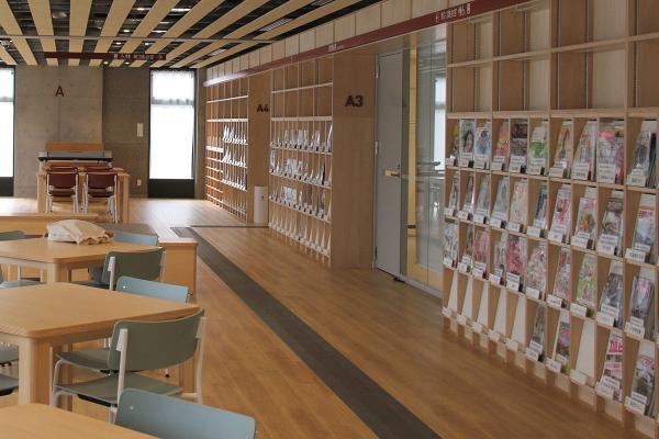 １階のラウンジには高円寺図書館の雑誌が配架