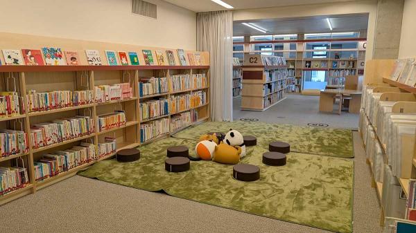 児童コーナーにあるおはなしの部屋。靴を脱いで上がる