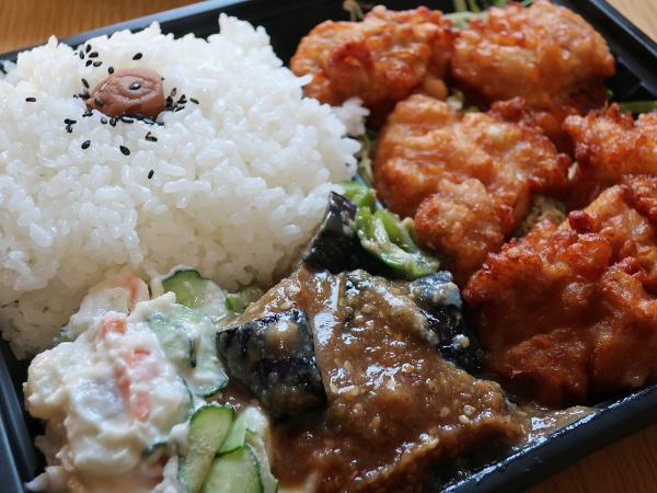 「鶏の唐揚げ弁当」。副菜は人気の「ポテトサラダ」と「なすのゴマミソ」
