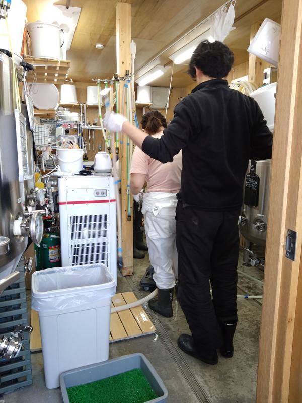 醸造士と施設利用者で仕込みを行う