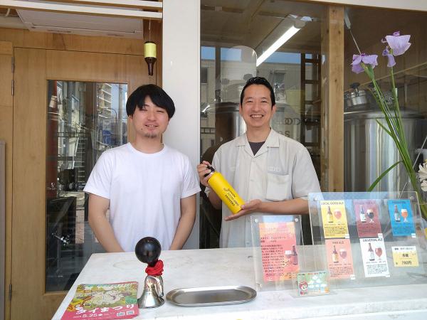 細田さん（右）と醸造士の田中さん（左）