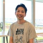 阿佐谷ジャズストリート30年記念Tシャツ姿の柴田真光さん