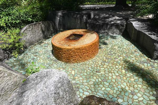 夏は古銭をかたどった円形の泉から水が流れ、水遊びが楽しめる