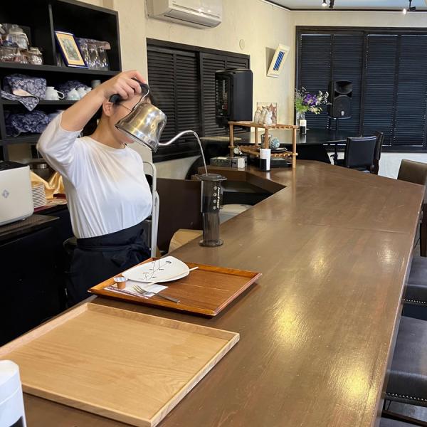 コーヒーを抽出する店主