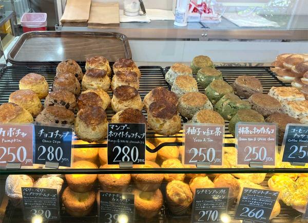 丸や四角など形もかわいいスコーン。マフィンも数種類ある