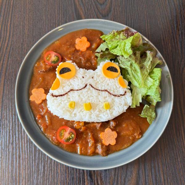 カエル絵を手がける蛙ノ庄さん個展のコラボメニュー「カエルのお顔カレー」（写真提供：ぽたかふぇ。）