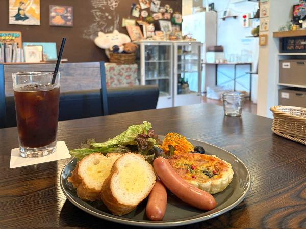 人気の定番メニュー、具がたっぷりの「キッシュプレート」