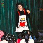 1996（平成８）年、区民センターで「王さまばんざい」を上演。58歳の頃（写真提供：山口桂子さん）