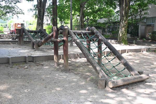 元気に遊べそうな木製のアスレチック遊具