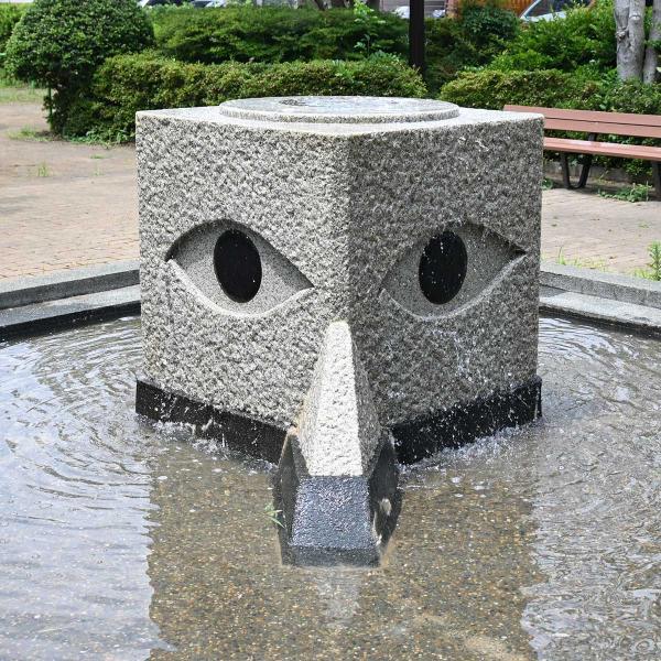 上部から水が湧き出るオブジェ。一度見たら忘れられないほどのインパクト