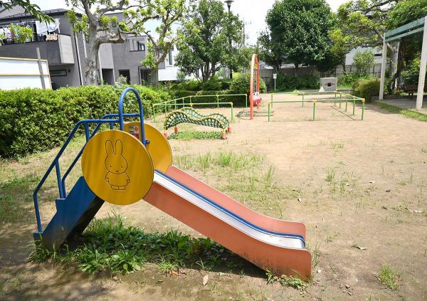 ミッフィーのすべり台など、遊具はとてもかわいらしい