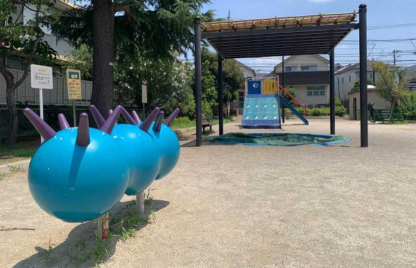 すべり台や砂場の手前にあるのは、毛虫のような形をしたスプリング遊具