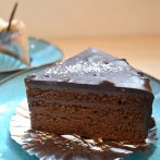 塩と一緒に食べることで味変が楽しめる「塩ブラックマウンテンショコラ」