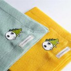 なみすけの刺しゅうが「蚊帳はんかち」の表面に立体感を生む（写真提供：四歩）