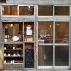 店舗外観。左側のショーケース上の窓口から注文する