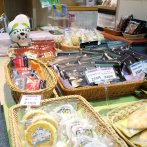 店舗入り口では交流自治体のスイーツを販売