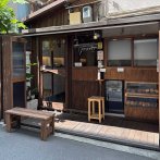 木の温かみが感じられる落ち着いた外観